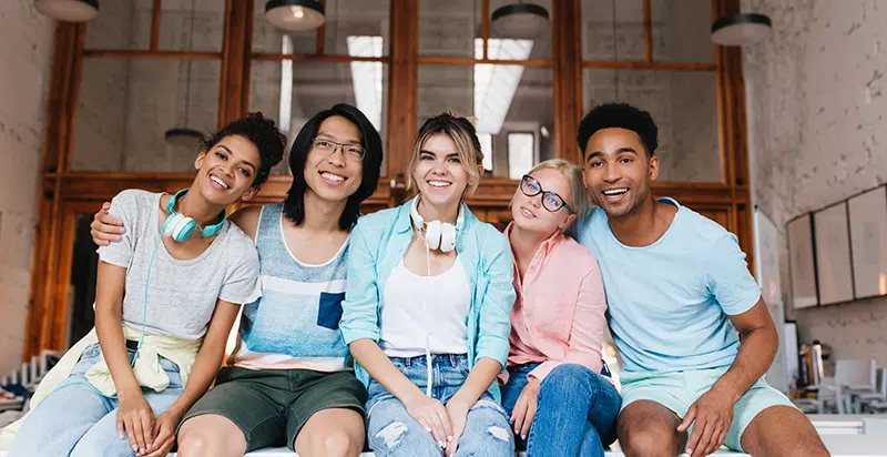 Группа довольных клиентов